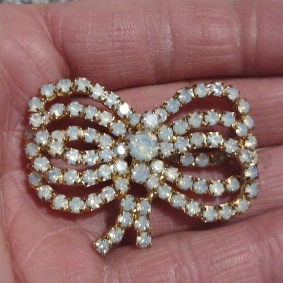JEWELS BY PATRICIA VINTAGE TRIPLE BOW RHINESTONE GOLD-TONE 2" BROOCH PIN - Picture 3 of 10